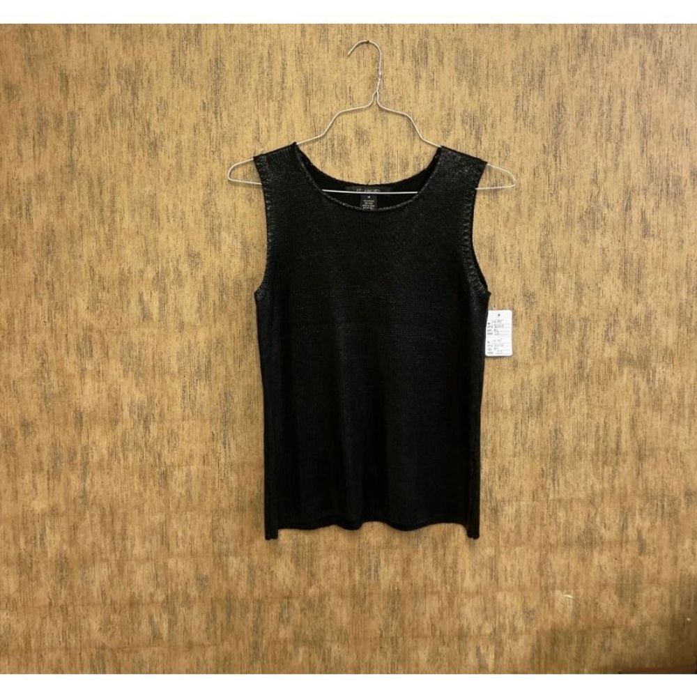 BLACK SLEEVELESS TOP